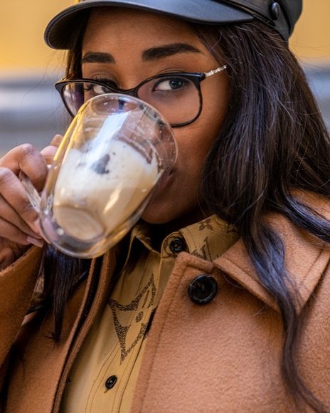 Steffi mit Kaffee, darunter die Giant Monogram Bluse