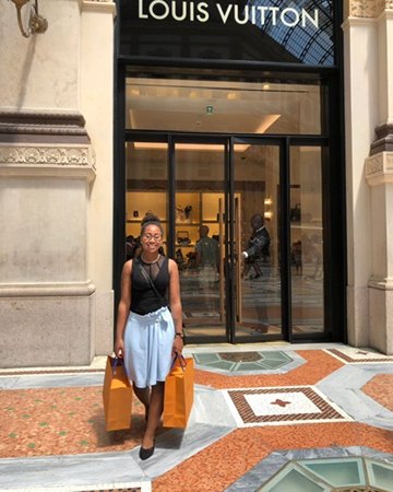 Steffi mit Einkaufstaschen vor der Louis-Vuitton-Boutique in Mailand